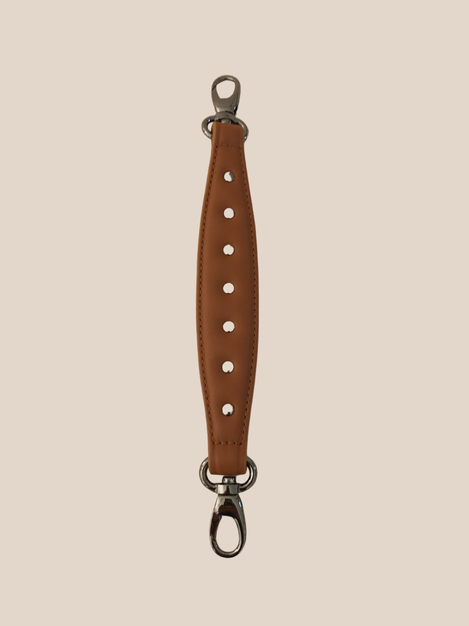 Asa extra (opcional) en piel con tachas - Mochila Anna