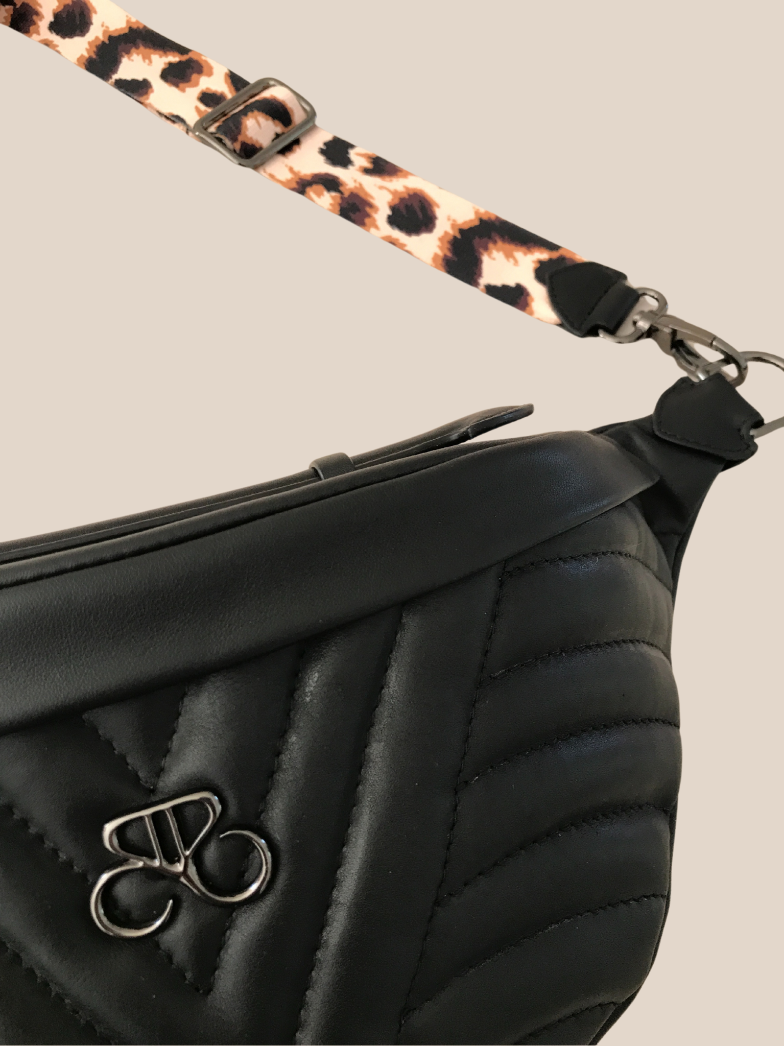 Bandolera extra (opcional) ajustables en cinta sublimada con puntera en piel